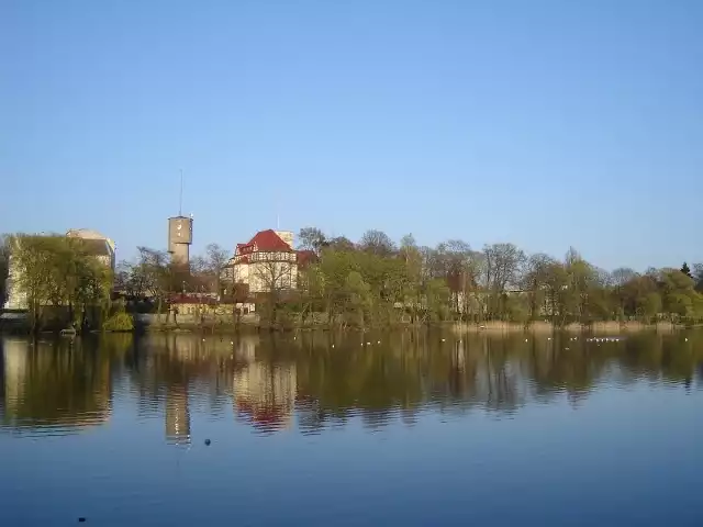 Jezioro Kluki, w tle widoczny budynek oddziału chirurgii szpitala ZOZ