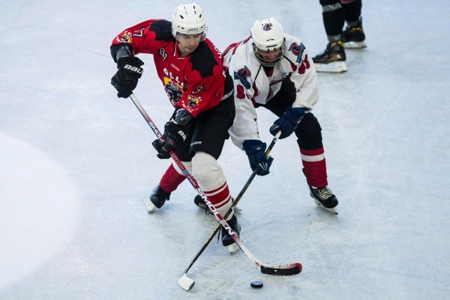 Hokej na lodzie. W grupie północnej II ligi zainaugurowano sezon 2018/2019. BUDOWLANY KLUB SPORTOWY WYGRAŁ NA WYJEŹDZIE Z WARSAW CAPITALS 4:3 (1:0, 1:1, 1:3). Aż trzy bramki dla BKS zdobył Patryk Gawara, czwarte trafienie było dziełem Jakuba Gołaszewskiego. W niedzielę na „Torbydzie” miał się odbyć mecz z WTH Wrocław, ale rywale mają kłopoty kadrowe oraz organizacyjne i poprosili o zmianę terminu.   

ZOBACZ ZDJĘCIA Z MECZU W WARSZAWIE >>>



Piraci drogowi w regionie. Niemal doprowadzili do tragedii!  [wideo - program Stop Agresji Drogowej 4]

