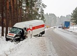 Osowiec. Wypadek trzech samochodów na drodze krajowej nr 65 Białystok - Ełk. Bus pocztowy w rowie, jedna osoba trafiła do szpitala