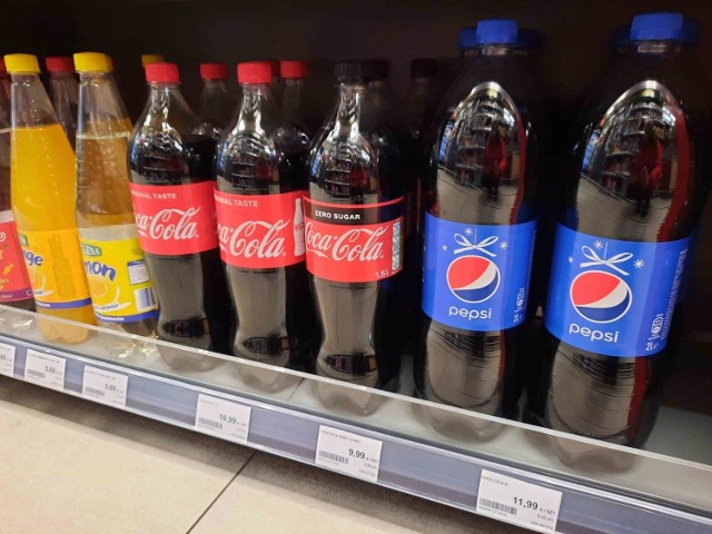 Ceny napojów słodzonych, zdjęcia z 8.01 2021 r.

Stacja benzynowa Orlen - Coca-cola 1,5 l - 10,99 zł, Coca-Cola Zero 1,5 l - 9,99 zł, Pepsi 2 l - 11,99 zł

Zobacz kolejne zdjęcia. Przesuwaj zdjęcia w prawo - naciśnij strzałkę lub przycisk NASTĘPNE