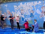 Toruń. Uczniowie dwóch szkół stworzyli mural na boisku Szkoły Podstawowej nr 1!