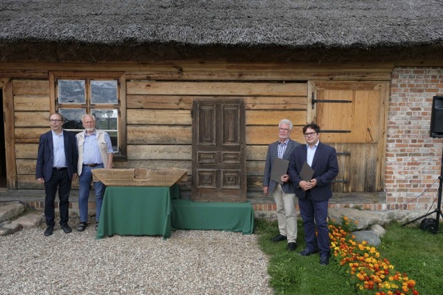 Przekazanie zabytkowych drzwi skansenowi w Wielkiej Nieszawce. Od lewej: dyrektor Muzeum Etnograficznego dr Hubert Czachowski, ofiarodawca zabytku Arno Thimm, przewodniczący Mennonitischer Arbeitskreis Polen Johann Peter Wiebe i historyk dr Michał Targowski