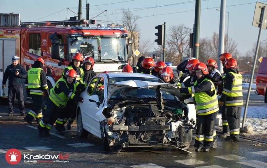 Wypadek karetki w Krakowie. Trzy osoby, trafiły do szpitala