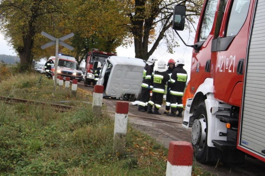 Człuchów. Kierowca śmieciarki, która wjechała na przejazd kolejowy w Nowym Gronowie z wyrokiem