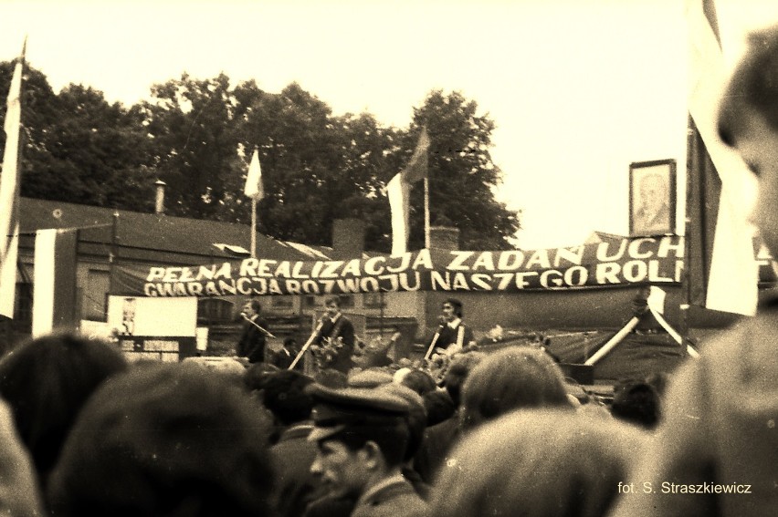 1966 - Trubadurzy w Krośnie Odrzańskim wytęp na stadionie z...
