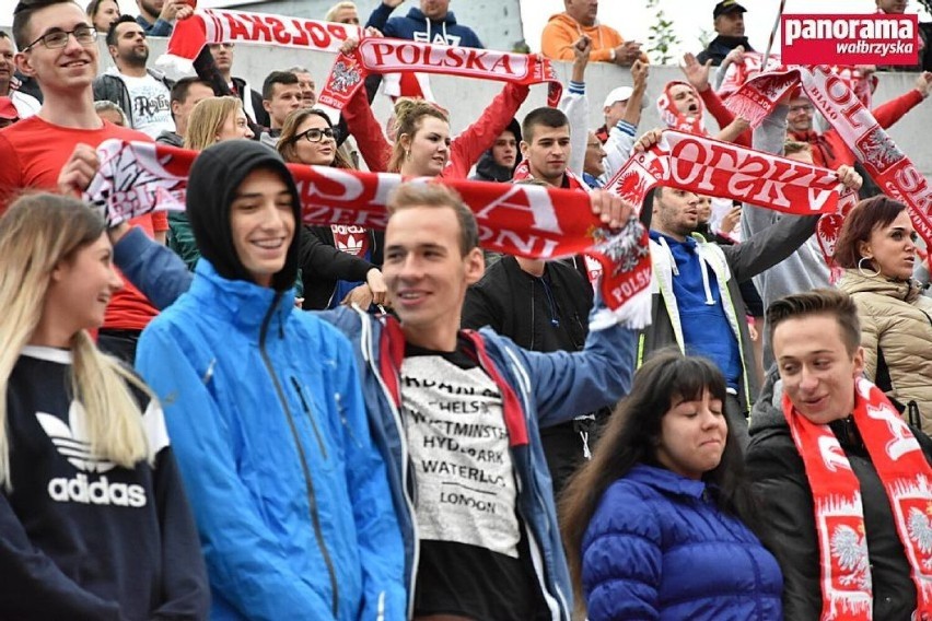 Fani piłki nożnej lubią razem kibicować