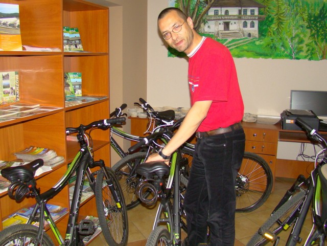 Piotr Piwowarczyk, pracownik Gminnego Centrum Informacji Turystycznej w Stryszowie sprawdzał rano w  biurze centrum stan techniczny wszystkich rowerów po weekendzie