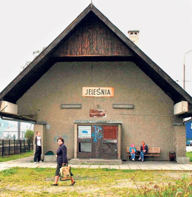 Stacja kolejowa w Jeleśni. Można  odnieść wrażenie, że tutaj czas się zatrzymał