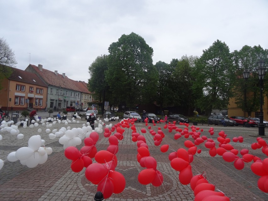 Przed urzędem powstała flaga z biało - czerwonych balonów