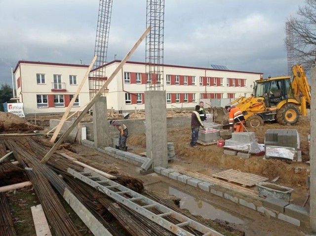 Rozpoczęła się budowa hali przy Szkole Podstawowej numer 6 w Starachowicach. Więcej na kolejnych zdjęciach