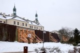 Podpory przy murze Pałacu Biskupiego w Kielcach. Ratują go przed zawaleniem się! Zobaczcie zdjęcia