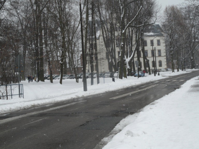 Lubliniec: Zima nie odpuszcza. Na kilka godzin opady ustały, ale znów pada śnieg