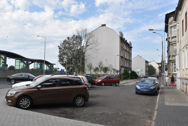 Od niedawna na placu dla samochodów u zbiegu Teatralnej i Ogrodowej jest więcej miejsca. Usunięty został bowiem czarny bus, który stał tu wiele miesięcy.