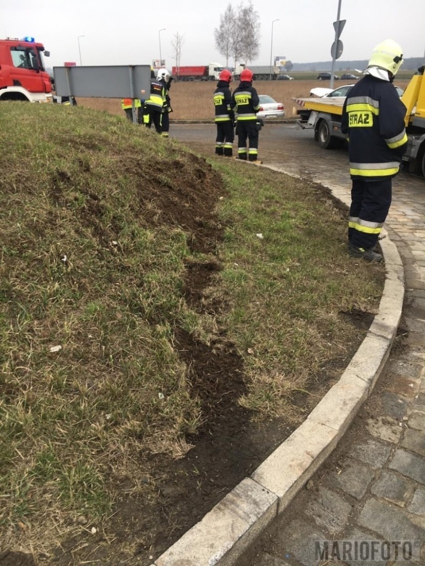 Wypadek w Opolu. Zderzyły się dwa auta, dwie osoby ranne [zdjęcia]