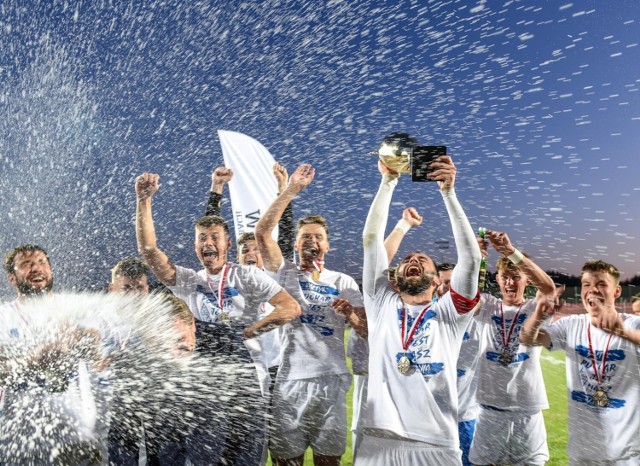 Bałtyk Gdynia świętował zdobycie regionalnego Pucharu Polski w czerwcu 2022 roku na stadionie w Bytowie