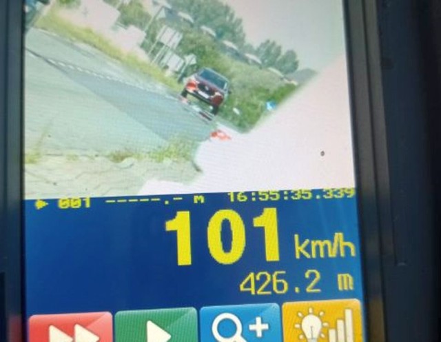 Policjanci z Inowrocławia zatrzymali kierowcę, który jechał za szybko w Tupadłach.