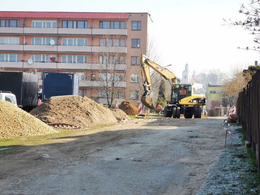 Chrzanów. Rozpoczęła się budowa nowej drogi na os. Młodości. Przetnie osiedle na pół [ZDJĘCIA]