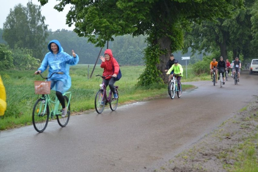 Stare Pole. Wiosenny Rajd Rowerowy po drogach gminy. Uczestników nie wystraszył ulewny deszcz