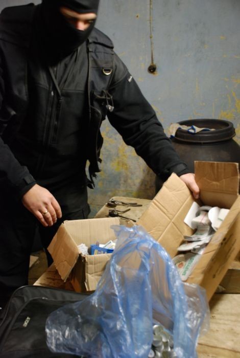 Policjanci zlikwidowali nielegalną wytwórnię alkoholu w Żukowie. Magazyny w Gdańsku i Gdyni