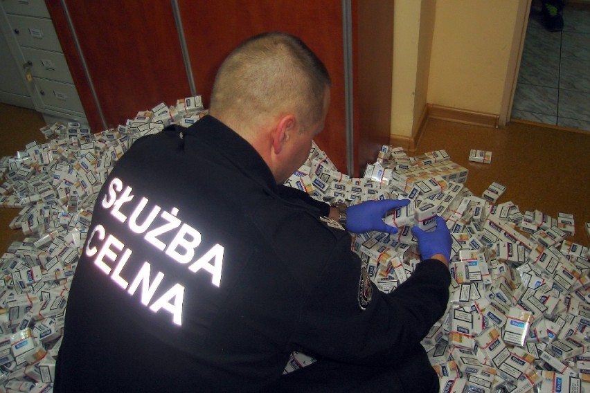 Wpadki przemytników. Celnicy z Augustowa znaleźli 10 tys. paczek papierosów
