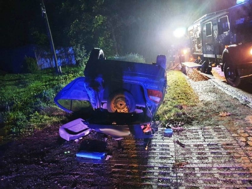 Obłazy Ryterskie. Samochód marki renault megane dachował na drodze [ZDJĘCIA]