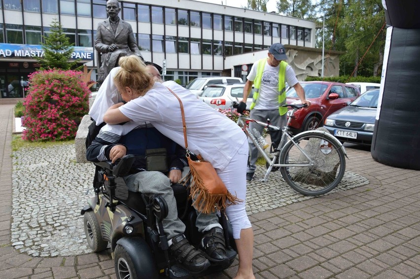 Przemierzył całą Polskę na wózku inwalidzkim [FOTO]