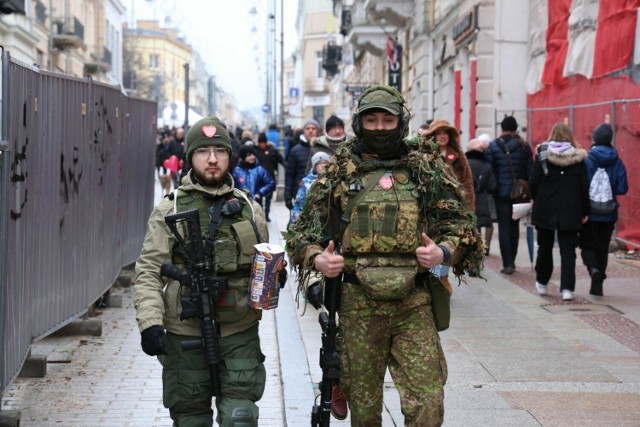 Oprócz wolontariuszy na ulicy Sienkiewicza było mnóstwo wojskowych, strażaków, policjantów, strażników miejskich.