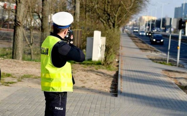 Jechał 107 km/h w terenie zabudowanym. Policjanci z Chełmna zabrali mu prawo jazdy