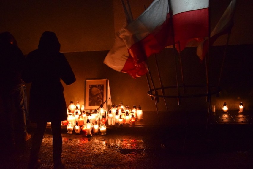 Mieszkańcy Rzeczenicy zapalili znicze i modlili się w intencji Pawła Adamowicza (zdjęcia)