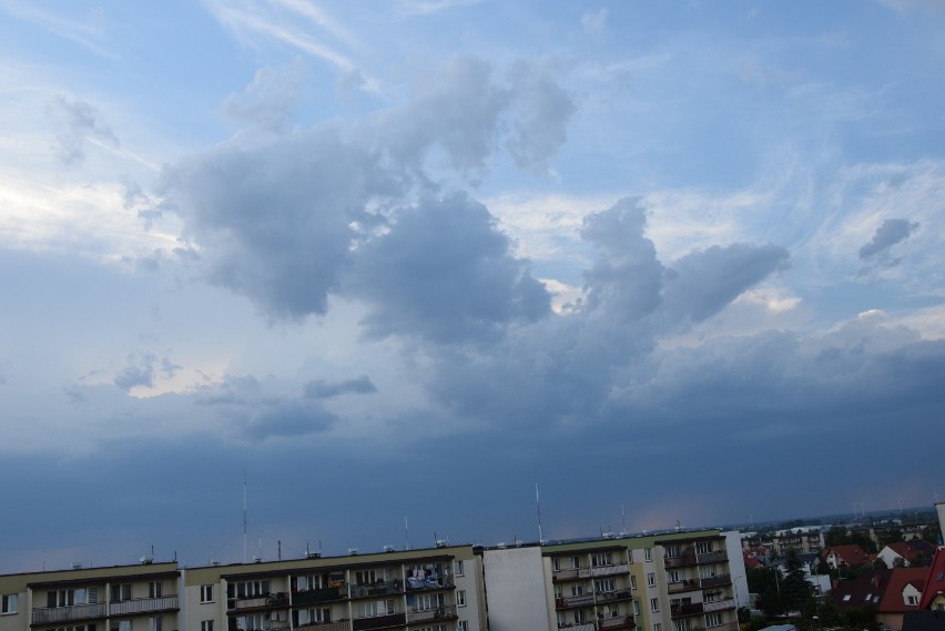Powiat wieluński z ostrzeżeniem przed bardzo silnym wiatrem i burzami z gradem. Mieszkańcy dostali sms-y z alertem