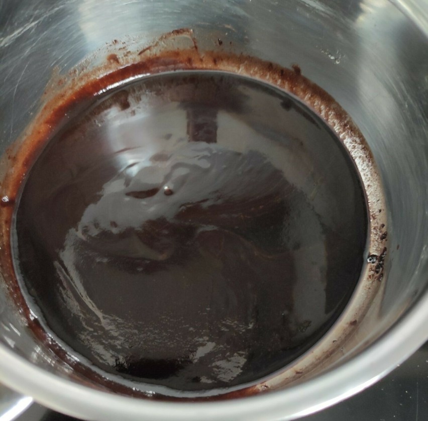 W rondelku podgrzej olej, dodaj syrop klonowy, kakao,...