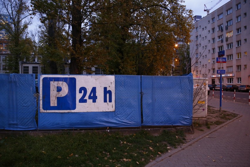 Miejska spółka Sedeco. Miała budować wieżowiec, wynajmuje teren byłej szkoły pod tani parking na Woli