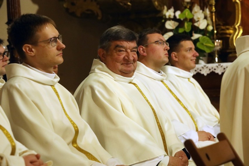 Wyświęcenie nowych księży w legnickiej katedrze [ZDJĘCIA]