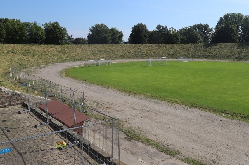 Stadion im. Pawła Waloszka na Skałce i budynek OSiR dzień...