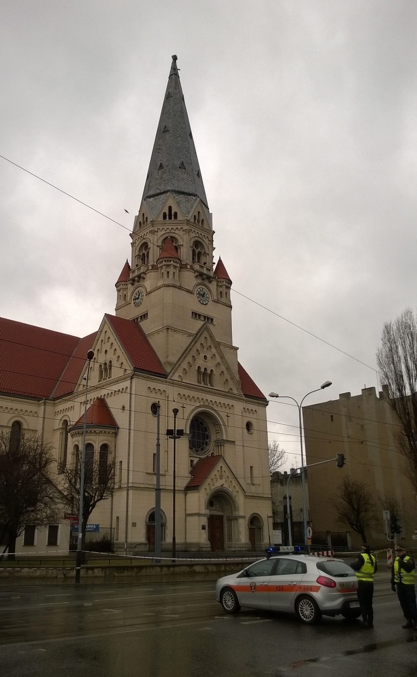 Złamany krzyż na kościele św. Mateusza w Łodzi. Znaleziono pod nim dokumenty z 1922 roku