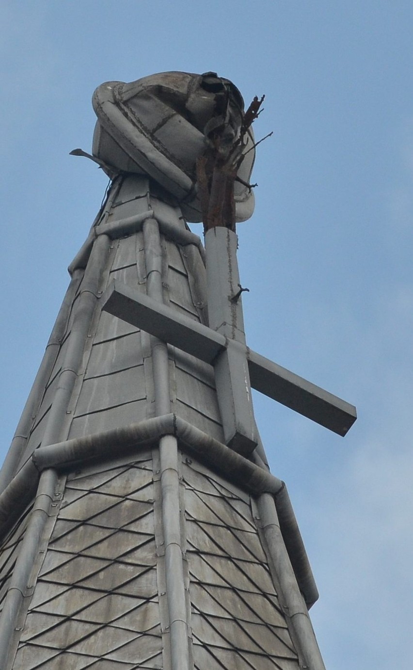 Złamany krzyż na kościele św. Mateusza w Łodzi. Znaleziono pod nim dokumenty z 1922 roku