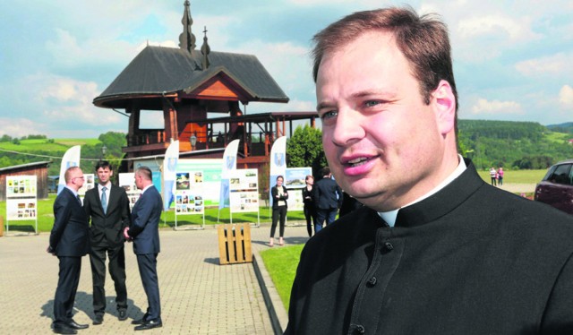 Ks. Marcin Kokoszka z Opoki gotów jest wybudować ogród terapeutyczny obok ołtarza papieskiego