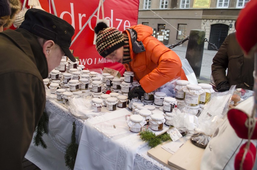 Jarmark charytatywny Freta. Kupowali świąteczne produkty,...