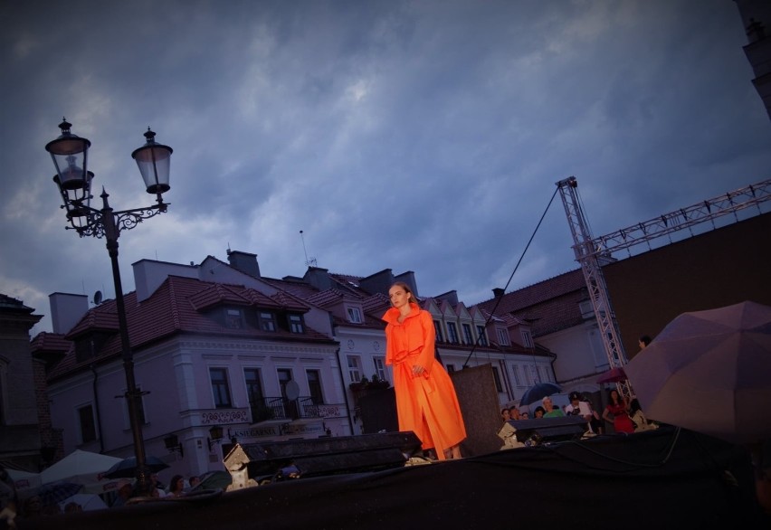 Sukces Sandomierz Fashion Street - podsumowanie. Organizatorzy już planują drugą edycję tego wydarzenia [NOWE NOCNE ZDJĘCIA] 