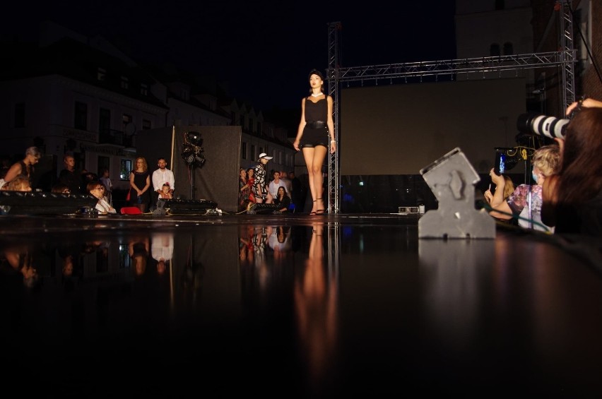 Sukces Sandomierz Fashion Street - podsumowanie. Organizatorzy już planują drugą edycję tego wydarzenia [NOWE NOCNE ZDJĘCIA] 