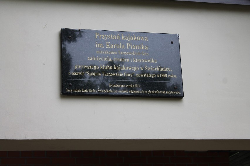 Tablica na murze nowej kajakowni w parku w Świerklańcu...