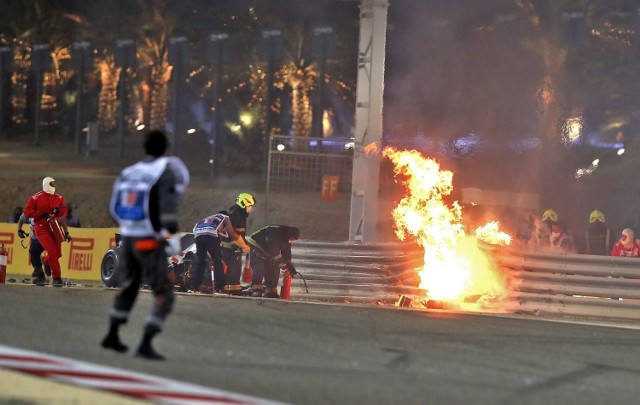 Romain Grosjean uległ przerażającemu wypadkowi, ale dzięki bezpieczeństwu w Formule 1 wyszedł z niego jedynie z poparzonymi dłońmi. W poprzednich latach, gdy na torze pojawiał się ogień, często oznaczał on śmierć. Zobacz najbardziej pamiętne kraksy w historii F1.