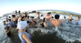 Mroźna kąpiel Darłowskich Twardzieli. Oni to uwielbiają! [zdjęcia]