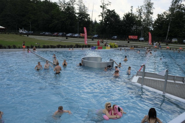 W weekend na basenie było sporo osób. W sobotnie popołudnie odpoczynek przerwała gwałtowna burza, ale w niedzielę znów było pięknie i słonecznie.