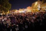 Kolejny dzień protestów w Poznaniu - we wtorkowy wieczór na placu Wolności znowu pojawiły się tysiące niezgadzających się na zakaz aborcji