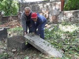 Cmentarz żydowski w Mysłowicach. Wysprzątają nekropolię i podniosą macewy