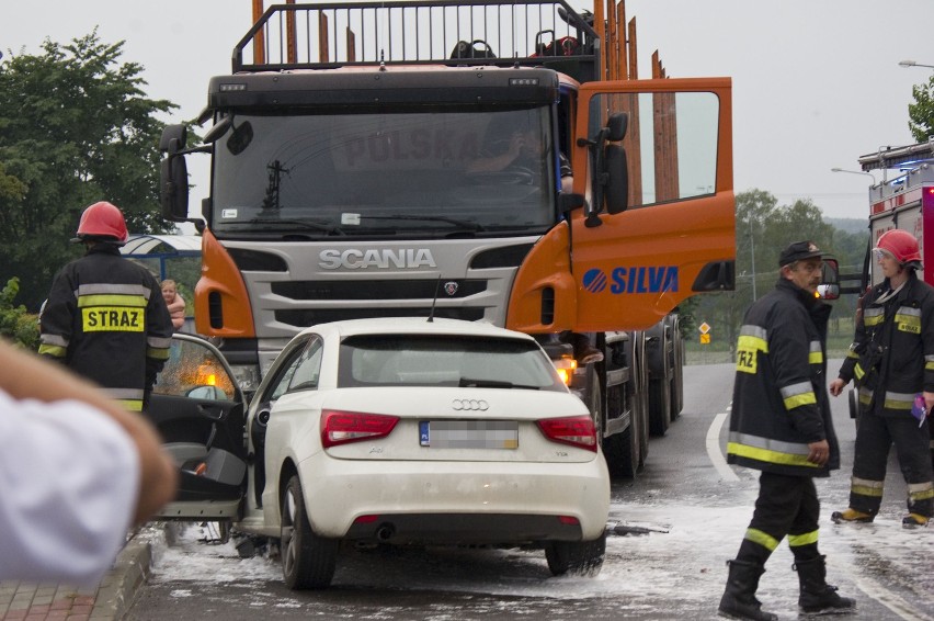 W Wołczy Małej Audi zderzyło się z ciężarową Scanią. Jedna osoba zakleszczona