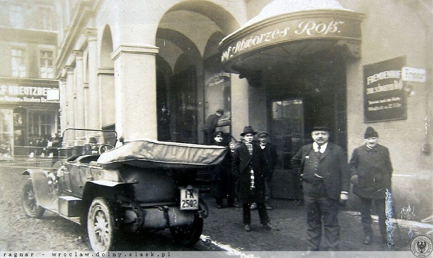 Lata 1925-1930 
Kamienica "Pod Czterema Atlantami". Brama...