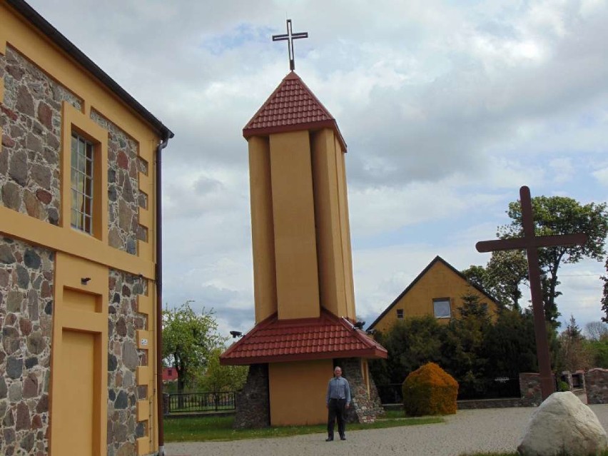 Nowy krzyż na dzwonnicy w parafii MB Pocieszenia w Wyszynach.