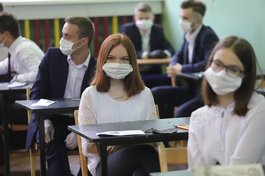 Egzamin dojrzałości rozpoczyna się pisemnym sprawdzianem z...